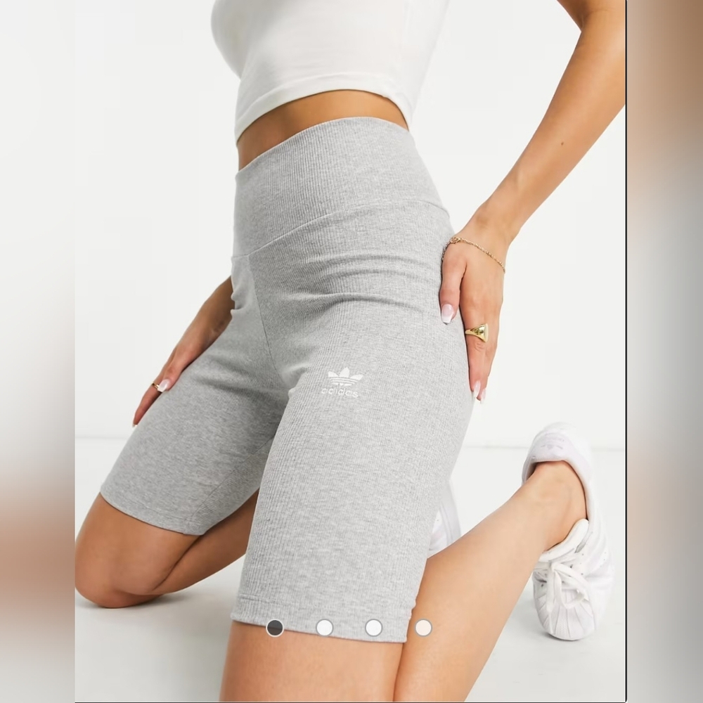 ADDIDAS ESSENTIALS ADICOLOR SHORT LEGGINGS. Size XS.